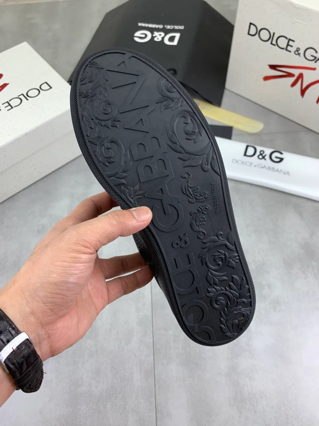 Men's shoes P500 💰 [New model] The latest hot model, top original quality, the official website is synchronized with "DOLCE&GABBANA [Dolce & Gabbana] ~ High Quality." The effect is low-cut casual DG men's shoes, loved by many celebrities, using high-end imported first-layer frosted calfskin with punched logo design + cowhide feet, simple and elegant, perfect interpretation of the latest inspiration for shoes, classic and fashionable integration, luxury dream, dominating fashion Suitable for drivers, light and comfortable to drive, light and breathable for outdoor travel, high-end quality, trustworthy, black or white🉑️choose! Code number: 38-46